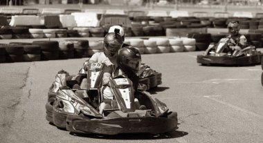 ODESSA, UKRAINE - 7 Ağustos 2022: Sağlıklı bir yaşam tarzı. Yarışın gergin anları. İnsanlar motor sporlarına meraklı. Karting. Hobiler, spor, eğlence, yaşam tarzı. Mahkemede risk ve heyecan