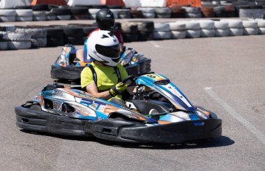 ODESSA, UKRAINE - 7 Ağustos 2022: Sağlıklı bir yaşam tarzı. Yarışın gergin anları. İnsanlar motor sporlarına meraklı. Karting. Hobiler, spor, eğlence, yaşam tarzı. Mahkemede risk ve heyecan