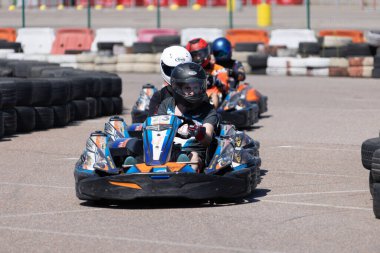 ODESSA, UKRAINE - 7 Ağustos 2022: Sağlıklı bir yaşam tarzı. Yarışın gergin anları. İnsanlar motor sporlarına meraklı. Karting. Hobiler, spor, eğlence, yaşam tarzı. Mahkemede risk ve heyecan