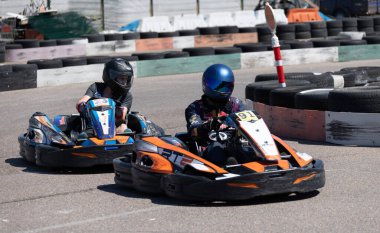 ODESSA, UKRAINE - 7 Ağustos 2022: Sağlıklı bir yaşam tarzı. Yarışın gergin anları. İnsanlar motor sporlarına meraklı. Karting. Hobiler, spor, eğlence, yaşam tarzı. Mahkemede risk ve heyecan