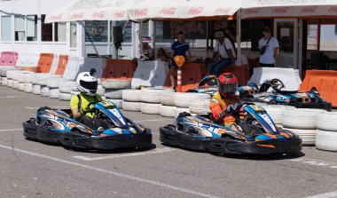 ODESSA, UKRAINE - 7 Ağustos 2022: Sağlıklı bir yaşam tarzı. Yarışın gergin anları. İnsanlar motor sporlarına meraklı. Karting. Hobiler, spor, eğlence, yaşam tarzı. Mahkemede risk ve heyecan