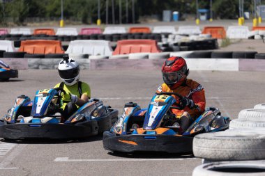 ODESSA, UKRAINE - 7 Ağustos 2022: Sağlıklı bir yaşam tarzı. Yarışın gergin anları. İnsanlar motor sporlarına meraklı. Karting. Hobiler, spor, eğlence, yaşam tarzı. Mahkemede risk ve heyecan