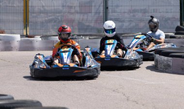 ODESSA, UKRAINE - 7 Ağustos 2022: Sağlıklı bir yaşam tarzı. Yarışın gergin anları. İnsanlar motor sporlarına meraklı. Karting. Hobiler, spor, eğlence, yaşam tarzı. Mahkemede risk ve heyecan