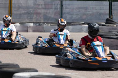 ODESSA, UKRAINE - 7 Ağustos 2022: Sağlıklı bir yaşam tarzı. Yarışın gergin anları. İnsanlar motor sporlarına meraklı. Karting. Hobiler, spor, eğlence, yaşam tarzı. Mahkemede risk ve heyecan