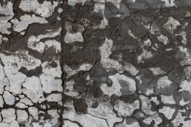 Kirli, beyaz, siyah çizikli, yatay arka planı olan eski alçı duvar. Çatlak eski duvar dokusu arka planı. Retro Vintage Duvar Kağıdı. Çürümüş Çatlamış Sert Soyut Sancak Yüzeyi