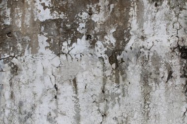 Kirli, beyaz, siyah çizikli, yatay arka planı olan eski alçı duvar. Çatlak eski duvar dokusu arka planı. Retro Vintage Duvar Kağıdı. Çürümüş Çatlamış Sert Soyut Sancak Yüzeyi