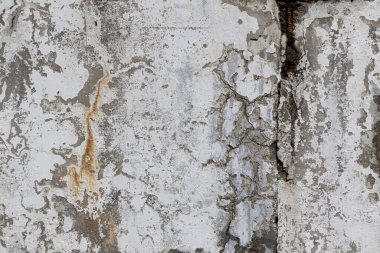 Kirli, beyaz, siyah çizikli, yatay arka planı olan eski alçı duvar. Çatlak eski duvar dokusu arka planı. Retro Vintage Duvar Kağıdı. Çürümüş Çatlamış Sert Soyut Sancak Yüzeyi