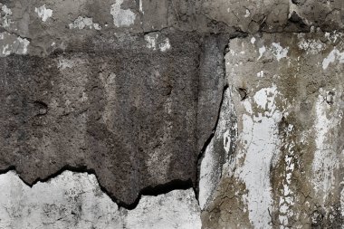 Kirli, beyaz, siyah çizikli, yatay arka planı olan eski alçı duvar. Çatlak eski duvar dokusu arka planı. Retro Vintage Duvar Kağıdı. Çürümüş Çatlamış Sert Soyut Sancak Yüzeyi