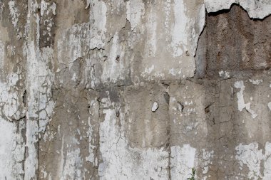 Kirli, beyaz, siyah çizikli, yatay arka planı olan eski alçı duvar. Çatlak eski duvar dokusu arka planı. Retro Vintage Duvar Kağıdı. Çürümüş Çatlamış Sert Soyut Sancak Yüzeyi