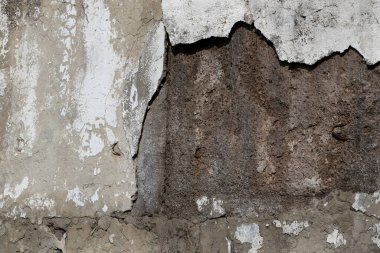 Kirli, beyaz, siyah çizikli, yatay arka planı olan eski alçı duvar. Çatlak eski duvar dokusu arka planı. Retro Vintage Duvar Kağıdı. Çürümüş Çatlamış Sert Soyut Sancak Yüzeyi