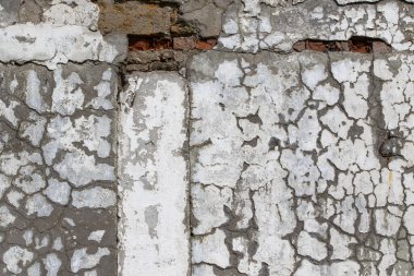 Kirli, beyaz, siyah çizikli, yatay arka planı olan eski alçı duvar. Çatlak eski duvar dokusu arka planı. Retro Vintage Duvar Kağıdı. Çürümüş Çatlamış Sert Soyut Sancak Yüzeyi