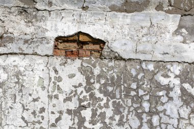Kirli, beyaz, siyah çizikli, yatay arka planı olan eski alçı duvar. Çatlak eski duvar dokusu arka planı. Retro Vintage Duvar Kağıdı. Çürümüş Çatlamış Sert Soyut Sancak Yüzeyi