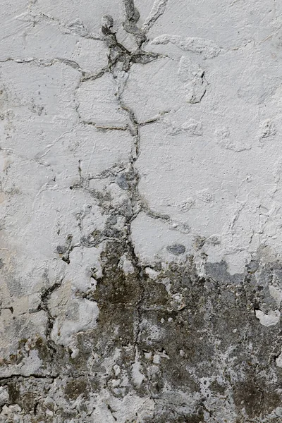 Старая Гипсовая Стена Грязным Белым Черным Поцарапанным Горизонтальным Фоном Трещины — стоковое фото