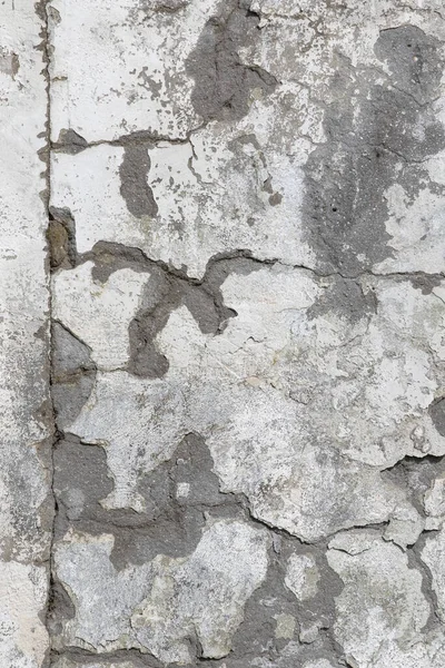 旧石墙与肮脏的白色黑色碎屑水平背景 开裂的混凝土旧墙体纹理背景 复古复古耐磨壁纸 衰变裂纹粗面抽象横纹面 — 图库照片