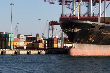 Odessa, Ukrayna-202: Lojistik terminali limandaki kargo gemisine ithalat-ihracat konteynerleri gönderiyor. Odessa limanı, Ilyichevsk limanı rıhtımında yük taşıyan vinçlerle sanayi manzarası