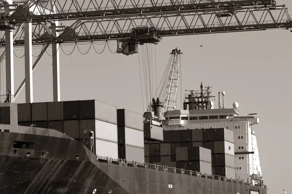 Logistik Terminal Schickt Import Export Frachtcontainer Zum Frachtschiff Seehafen Industrielandschaft — Stockfoto