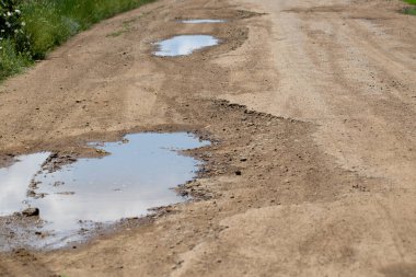 Yol yapımı teknolojisinin ihlali, şiddetli donmalar ve şiddetli yağmurlar nedeniyle, asfalt yolu temizledi ve sayısız çatlaklar oluştu..