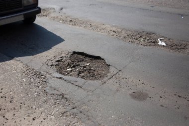 Asfalt yol çukurların dondurma ve çözme döngüsü sırasında belgili tanımlık kış neden ile hasarlı. 