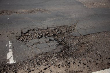Asfalt yol çukurların dondurma ve çözme döngüsü sırasında belgili tanımlık kış neden ile hasarlı. 