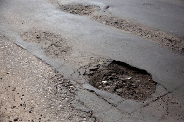 Asfalt yol çukurların dondurma ve çözme döngüsü sırasında belgili tanımlık kış neden ile hasarlı. 