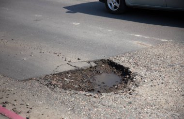 Asfalt yol çukurların dondurma ve çözme döngüsü sırasında belgili tanımlık kış neden ile hasarlı. 