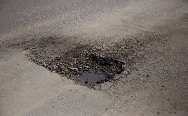 Asfalt yol çukurların dondurma ve çözme döngüsü sırasında belgili tanımlık kış neden ile hasarlı. 