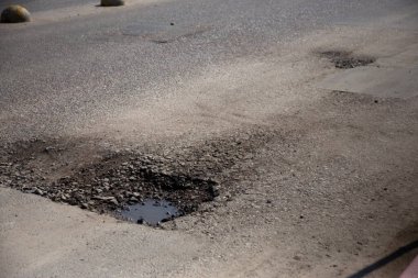 Asfalt yol çukurların dondurma ve çözme döngüsü sırasında belgili tanımlık kış neden ile hasarlı. 