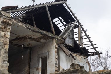 Eski yıkılmış evler. Savaş, yıkım, yeniden yapılanma. Terk edilmiş, işe yaramaz evler. Tazminat, bombalama, sosyal ve askeri çatışmaların sonuçları.