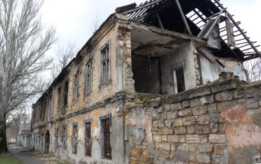 Eski yıkılmış evler. Savaş, yıkım, yeniden yapılanma. Terk edilmiş, işe yaramaz evler. Tazminat, bombalama, sosyal ve askeri çatışmaların sonuçları.