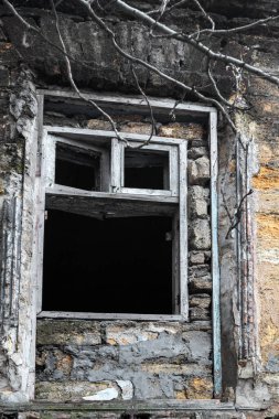 Eski yıkılmış evler. Savaş, yıkım, yeniden yapılanma. Terk edilmiş, işe yaramaz evler. Tazminat, bombalama, sosyal ve askeri çatışmaların sonuçları.