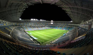 ODESSA, UKRAINE - 11 Kasım 2021: Ukrayna ve Bulgaristan milli takımları arasındaki maçtan önce ChMP Stadyumu. Geceleri 36 bin seyirci için doğal çimenli panoramik futbol sahası manzarası