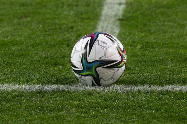 ODESSA, UKRAINE - 11 Kasım 2021: Futbol takımları FC Ukrayna ve FC Bulgaristan arasında dostça bir futbol maçı. Futbol sahasının doğal yeşil çimlerinde resmi futbol topu penaltı alanında.