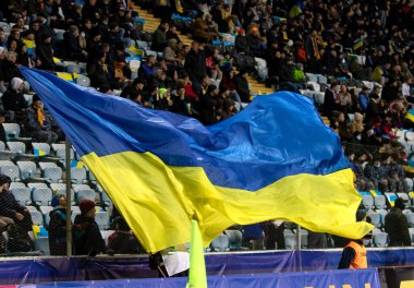 Odessa, Ukrayna - Kasım 2021: Ukrayna futbol taraftarları Ukrayna bayrakları ve ulusal özellikleriyle stadyumun tribünlerinde milli takımlarını coşkuyla destekliyorlar. Stadyumun tribünlerinde futbol taraftarları
