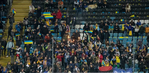 Odessa, Ukrayna - Kasım 2021: Ukrayna futbol taraftarları Ukrayna bayrakları ve ulusal özellikleriyle stadyumun tribünlerinde milli takımlarını coşkuyla destekliyorlar. Stadyumun tribünlerinde futbol taraftarları