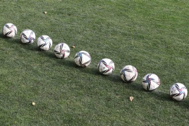 ODESSA, UKRAINE - Kasım 2021: Futbol sahasının doğal yeşil çimlerinde resmi futbol topu.