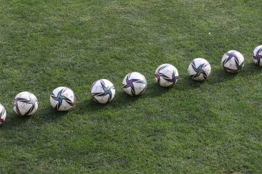 ODESSA, UKRAINE - Kasım 2021: Futbol sahasının doğal yeşil çimlerinde resmi futbol topu.