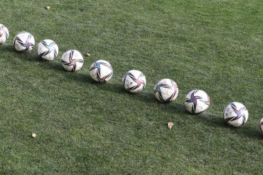 ODESSA, UKRAINE - Kasım 2021: Futbol sahasının doğal yeşil çimlerinde resmi futbol topu.