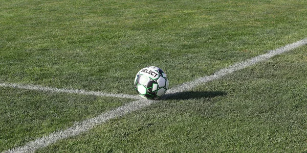 Одесса Украина Ноябрь 2021 Официальный Футбольный Мяч Естественной Зеленой Траве — стоковое фото