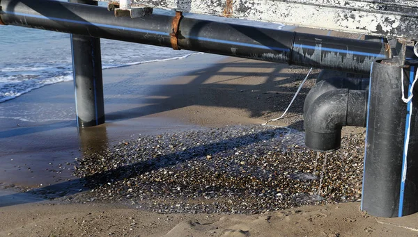 Aguas Residuales Industriales Oleoducto Vierte Residuos Industriales Líquidos Mar Una — Foto de Stock