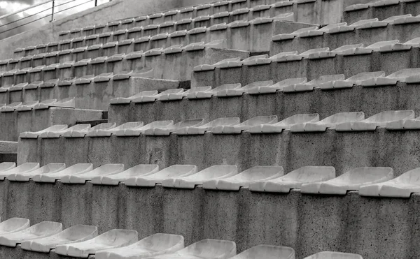 古老的体育背景座位在一个小的省立体育场 足球迷看台台阶上空座位的背景 — 图库照片