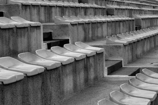 古老的体育背景座位在一个小的省立体育场 足球迷看台台阶上空座位的背景 — 图库照片