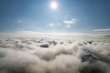 Bulutların üzerinde uçma atmosferi. Gök gürültülü bulutlar, bir hava aracının ufuk çizgisi. Tasarım için yaratıcı bir arka plan. Şafak, güneş bulutların üzerinde - olumlu seyahat konsepti Geleceğin meditasyon neşesi