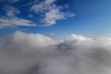 Bulutların üzerinde uçma atmosferi. Gök gürültülü bulutlar, bir hava aracının ufuk çizgisi. Tasarım için yaratıcı bir arka plan. Şafak, güneş bulutların üzerinde - olumlu seyahat konsepti Geleceğin meditasyon neşesi