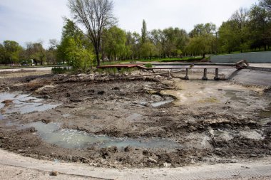 Ekolojik felaket. Şehir parkındaki kuru göl. Kuru bataklık gölü yok olur, çevre koruma fikri ve konsepti, kuraklık, ısınma ve yıkıcı iklim değişikliği. Tatlı su kıtlığı