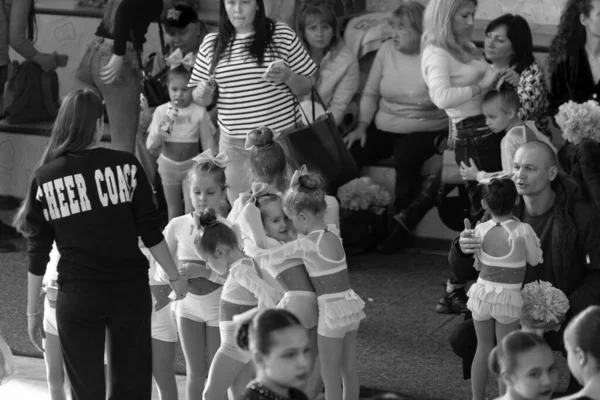 Odessa Ukraine Mar 2023 儿童啦啦队冠军 年轻的啦啦队观众和他们的父母在体育馆观看竞争对手的表演 儿童体育 健康的生活方式 图库图片
