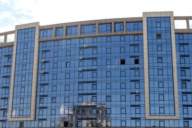 Modern bir gökdelen inşaatı. Emlak ve kurumsal yapı kavramı. İnşaat alanı. Modern inşaat mühendisliği, yeni tasarım ve yeni teknolojiler. Modern şehir manzarası