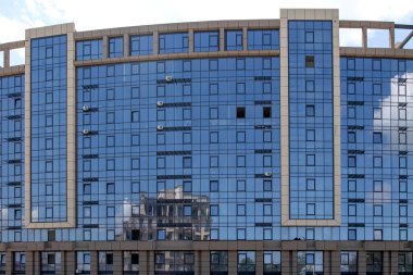 Modern bir gökdelen inşaatı. Emlak ve kurumsal yapı kavramı. İnşaat alanı. Modern inşaat mühendisliği, yeni tasarım ve yeni teknolojiler. Modern şehir manzarası