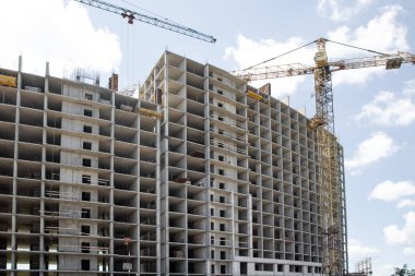 Modern bir gökdelen inşaatı. Emlak ve kurumsal yapı kavramı. İnşaat alanı. Modern inşaat mühendisliği, yeni tasarım ve yeni teknolojiler. Modern şehir manzarası