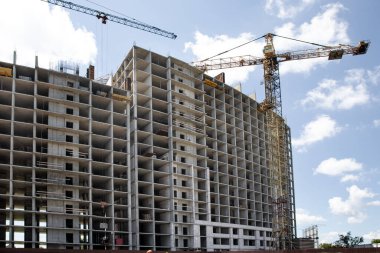 Modern bir gökdelen inşaatı. Emlak ve kurumsal yapı kavramı. İnşaat alanı. Modern inşaat mühendisliği, yeni tasarım ve yeni teknolojiler. Modern şehir manzarası