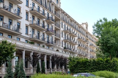 Modern bir gökdelen inşaatı. Emlak ve kurumsal yapı kavramı. İnşaat alanı. Modern inşaat mühendisliği, yeni tasarım ve yeni teknolojiler. Modern şehir manzarası